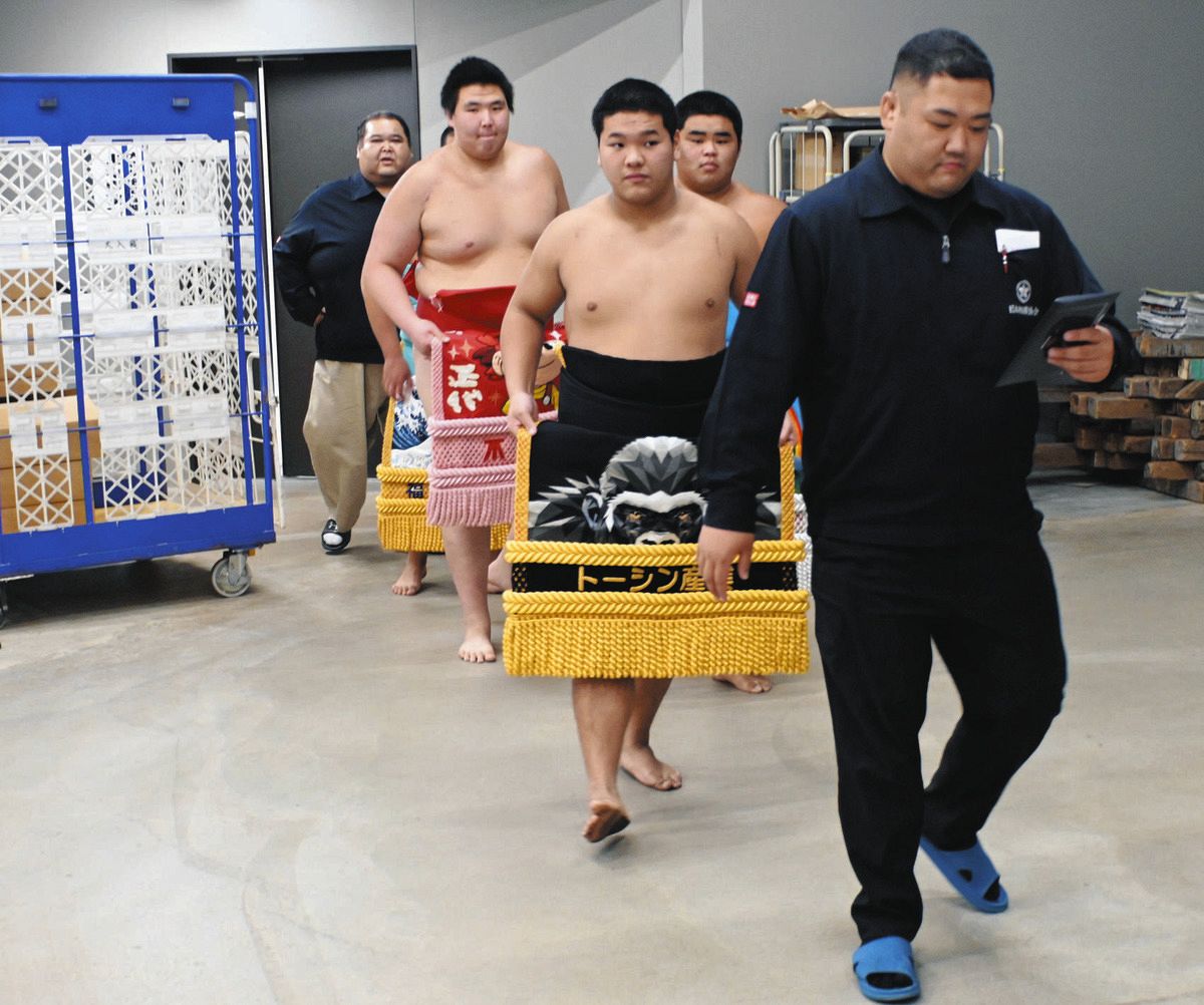 初々しい化粧まわし姿で土俵上へ「これから始まり」 大相撲名古屋場所