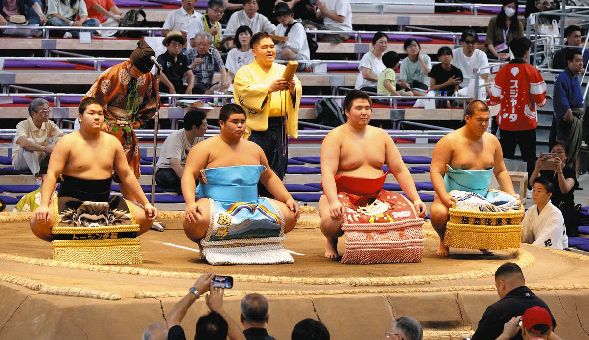初々しい化粧まわし姿で土俵上へ「これから始まり」 大相撲名古屋場所