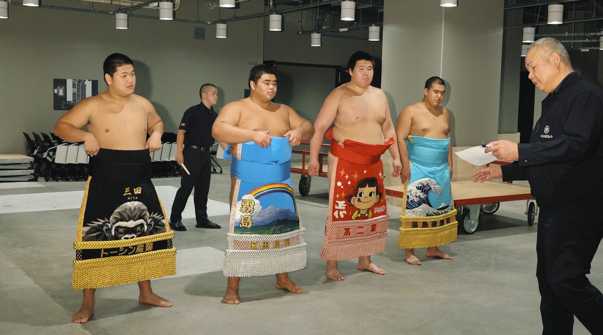 初々しい化粧まわし姿で土俵上へ「これから始まり」 大相撲名古屋場所