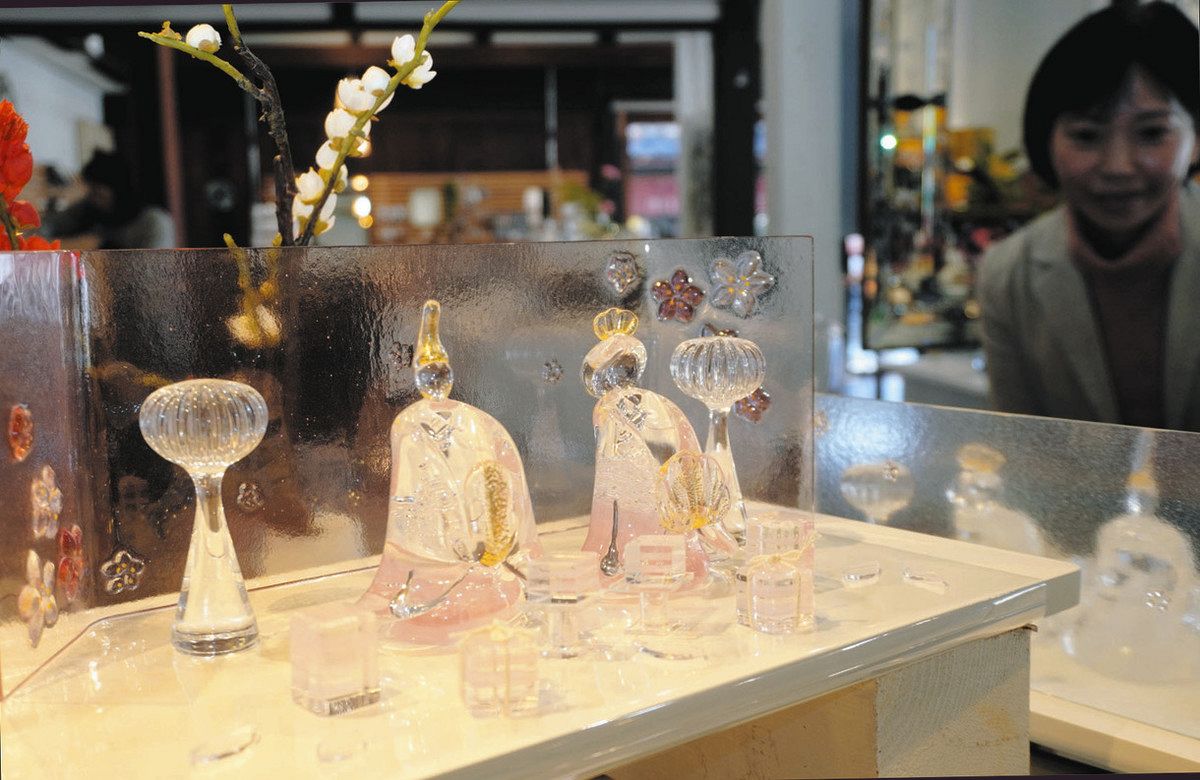 繊細なガラスのおひなさま 黒壁スクエアに200体展示：中日新聞Web