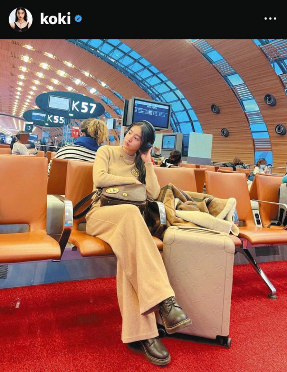 ◇Koki，ヴィトンのスーツケースと搭乗待ち「旅の仲間」【写真】：中日