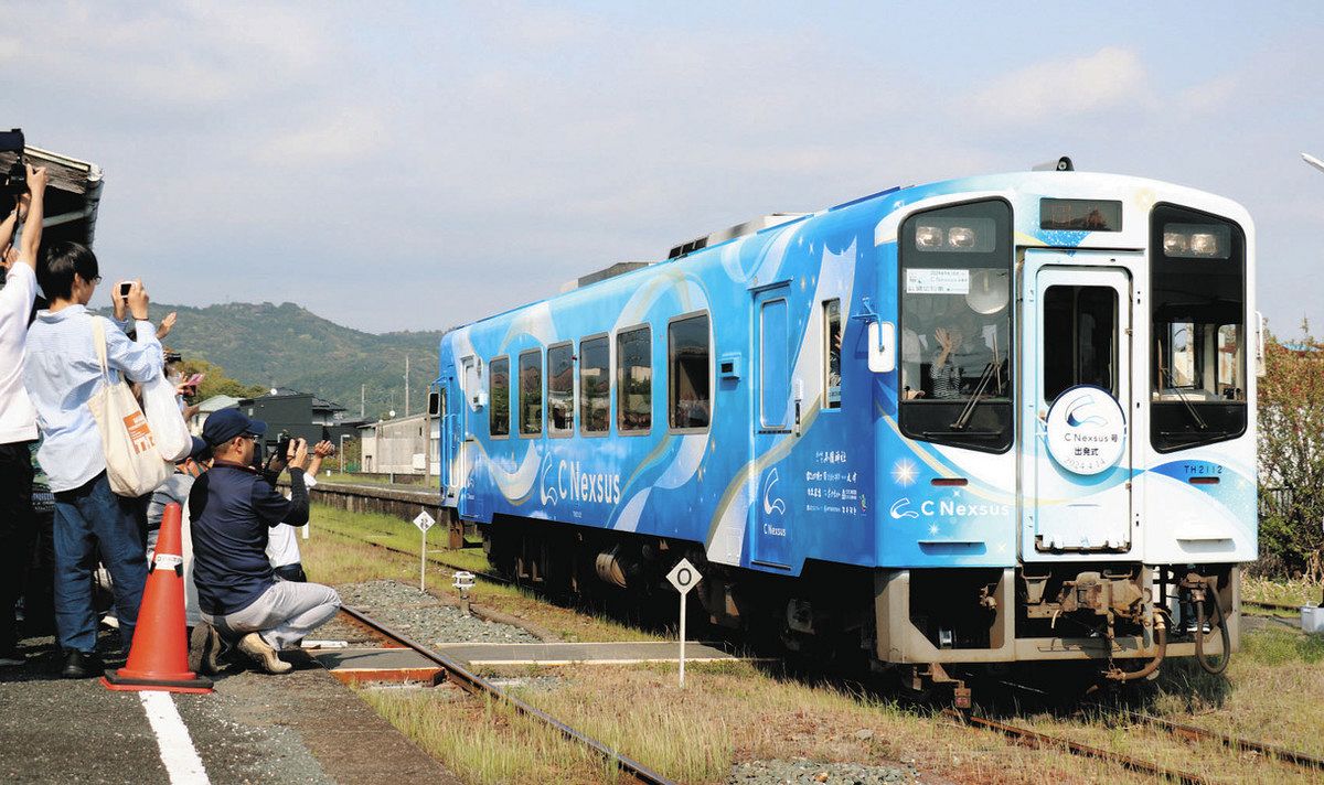 運行を始めたラッピング列車「Ｃ　Ｎｅｘｓｕｓ号」＝森町で
