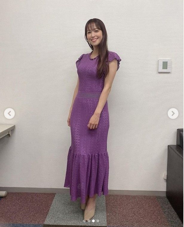 紫のドレスが可愛らしい鷲見玲奈＝本人のインスタグラム@sumi__reinaより