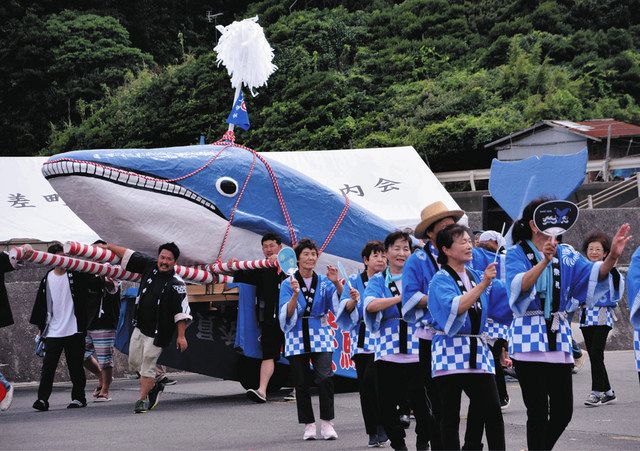 大漁と海上安全祈願し、みこし引き回す 鳥羽「相差天王くじら祭り