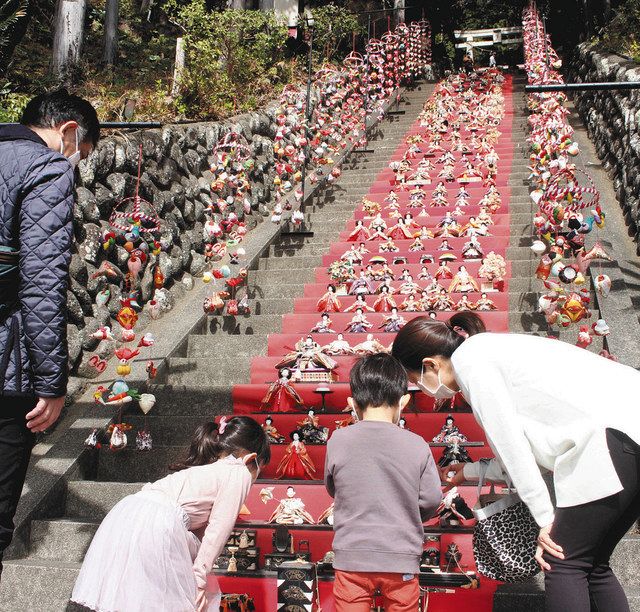 おひなさま118段「日本一」 東伊豆の神社で展示：中日新聞しずおかWeb