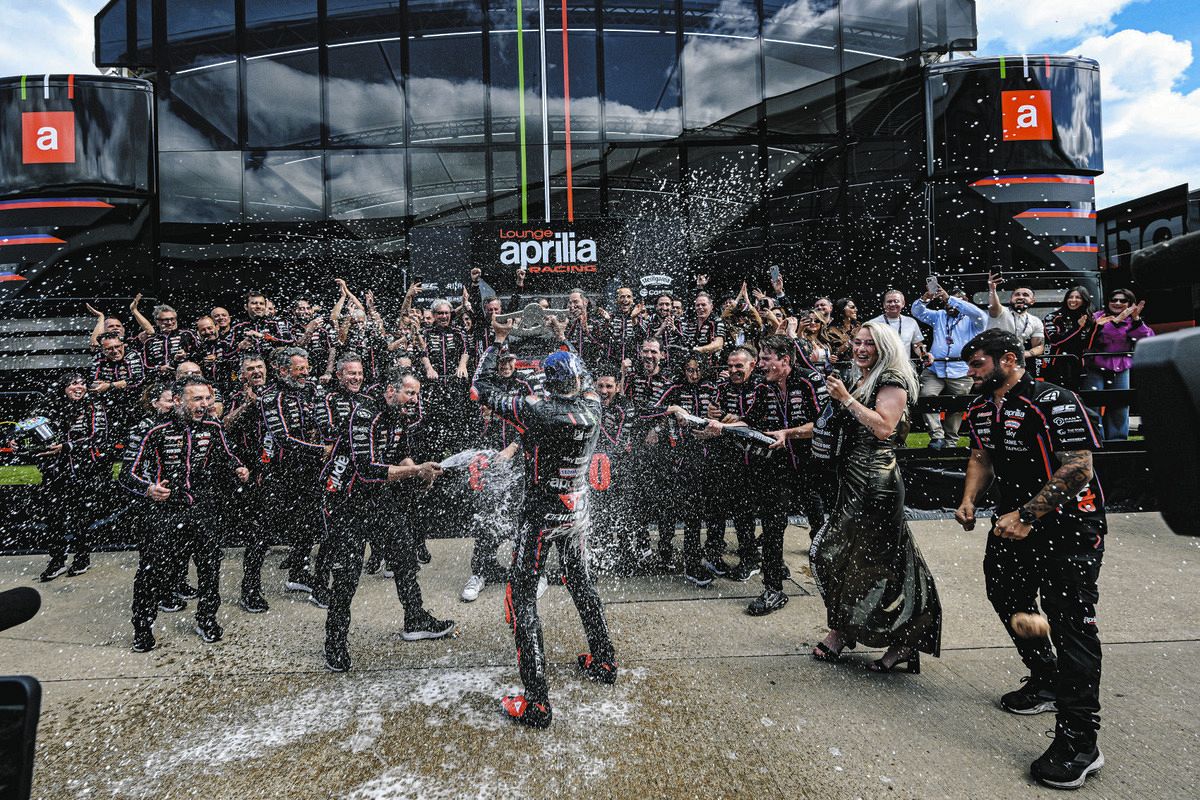 表彰式を終え、スタッフ全員と勝利を喜ぶマルコ・ベゼッキ（中央）らアプリリアチーム（ＭｏｔｏＧＰ提供）