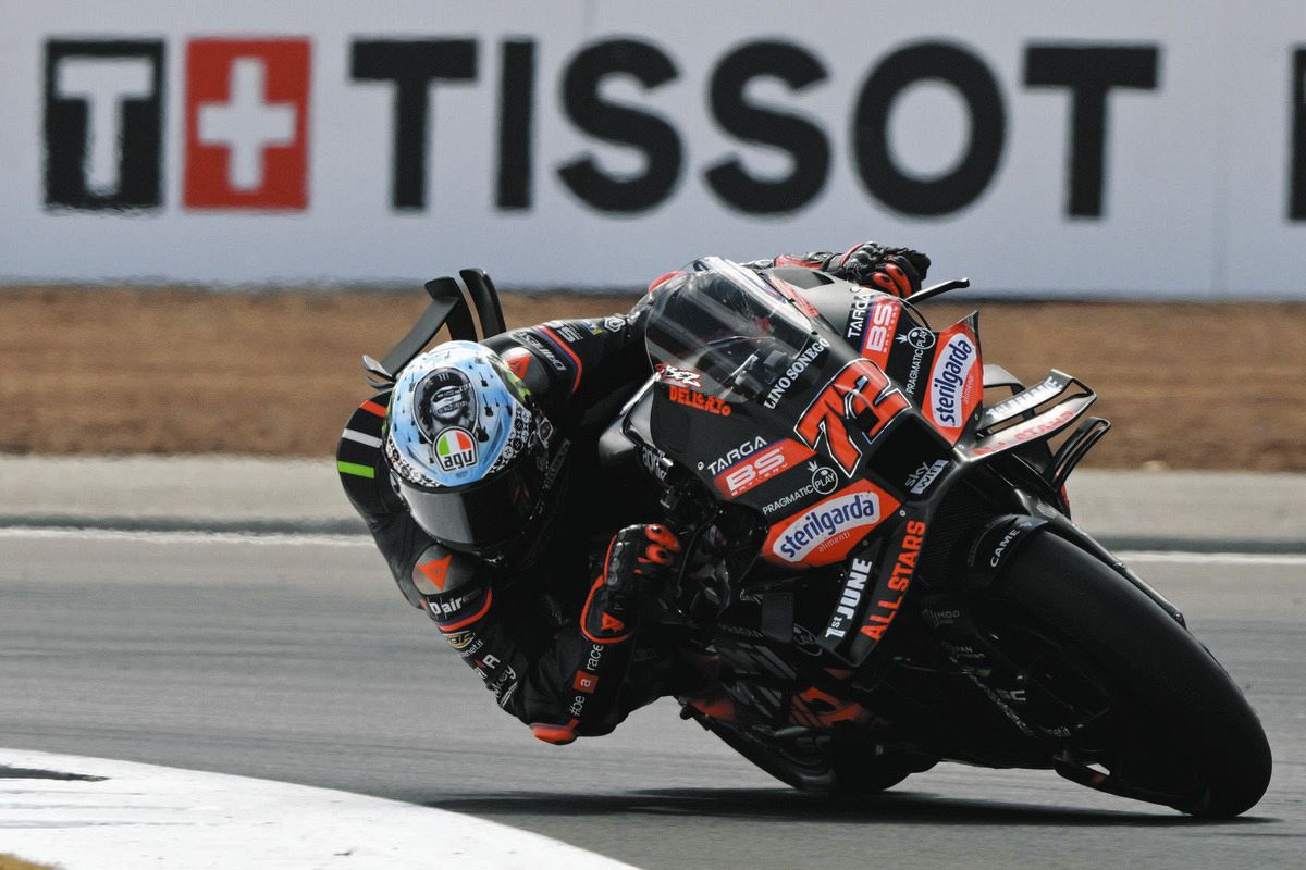 荒れた展開を引き寄せ１年ぶりの勝利に突き進むアプリリアのマルコ・ベゼッキ（ＭｏｔｏＧＰ提供）