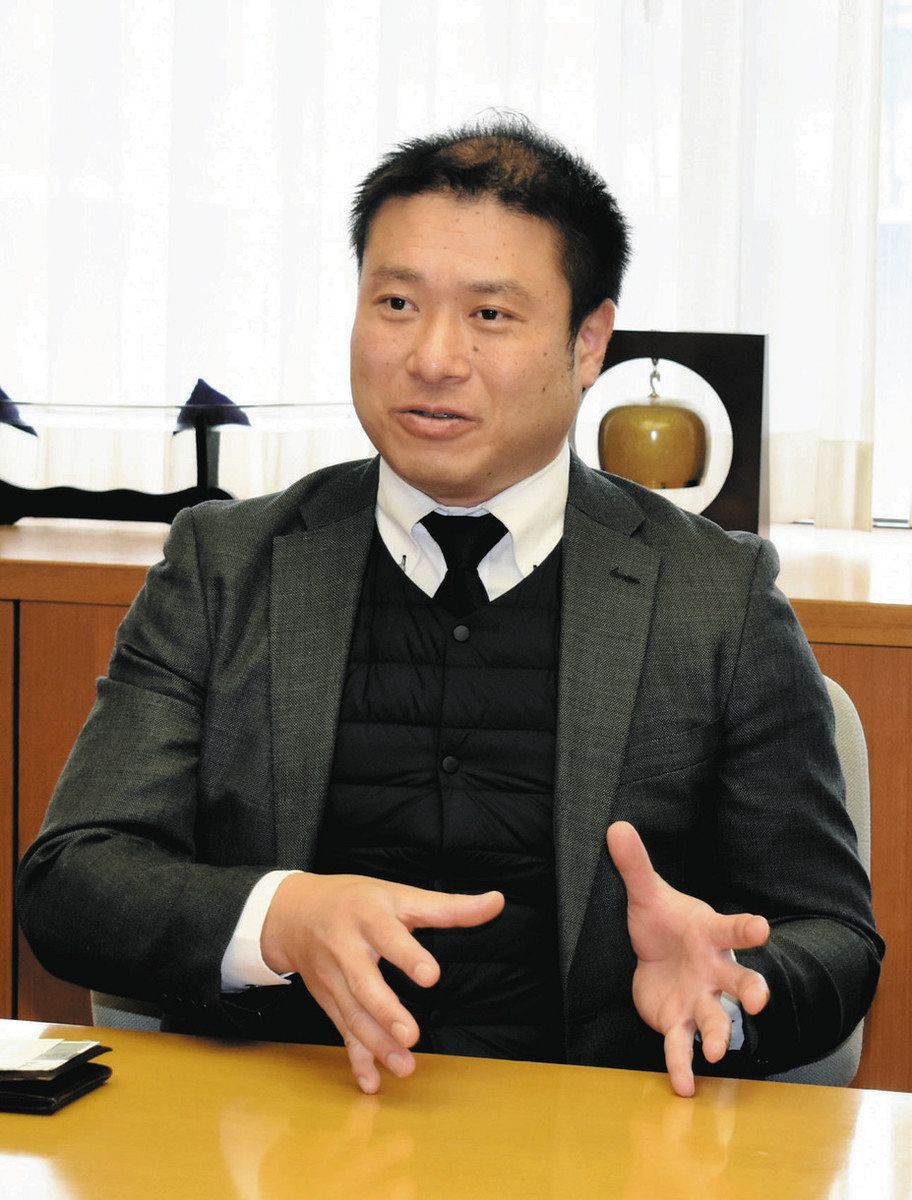 高岡銅器のスズ製の器の良さを語る浅野哲也シェフ＝高岡市役所で 