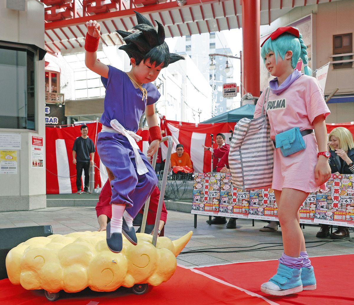 天国の鳥山明さんに届け「かめはめ波！」 名古屋・大須春祭りでコスプレ大会、ドラゴンボールもドラクエも：中日新聞Web