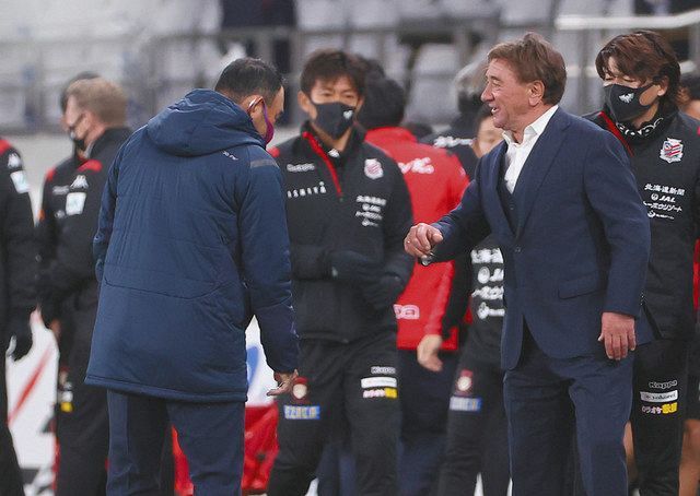 FC東京―札幌　試合後、互いの健闘を称えるFC東京の長谷川監督（左）と札幌のペドロビッチ監督