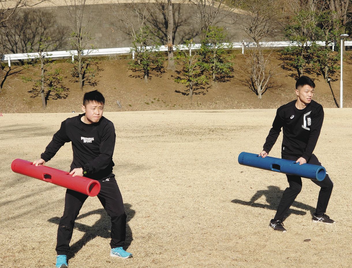 体幹トレーニングを行う石沢（左）と中谷