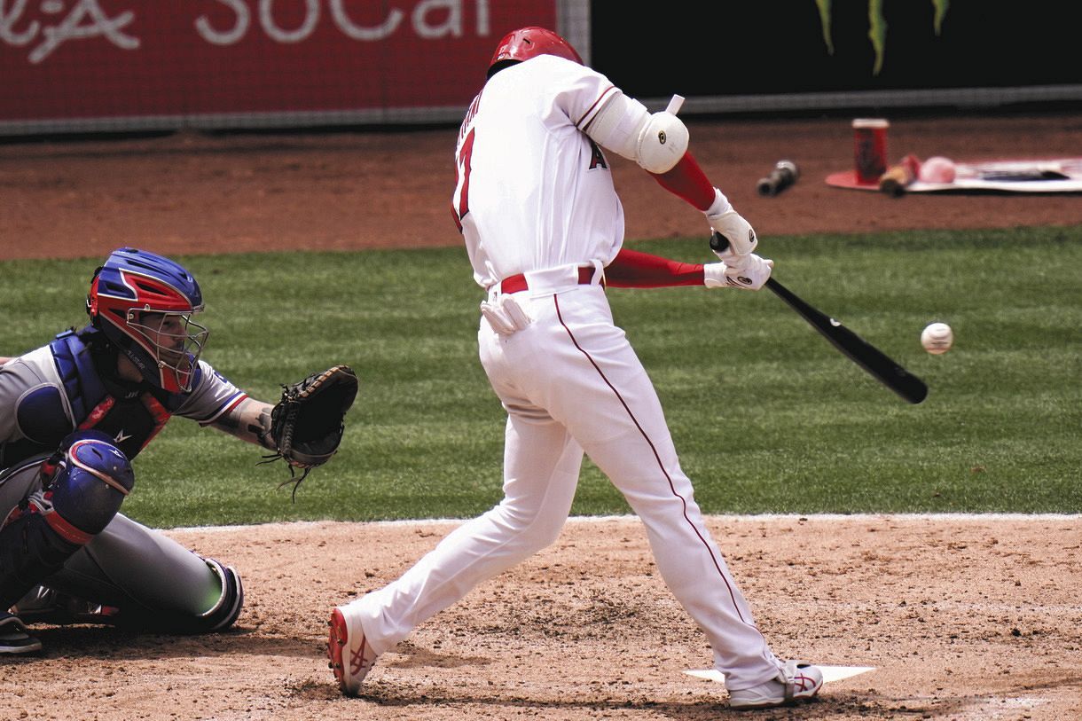 写真 祝 日米通算100号 大谷翔平のフルスイング 中日スポーツ 東京中日スポーツ