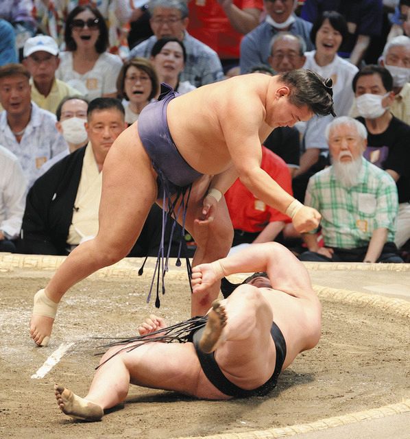 豊昇龍（上）が小手投げで若元春を破る
