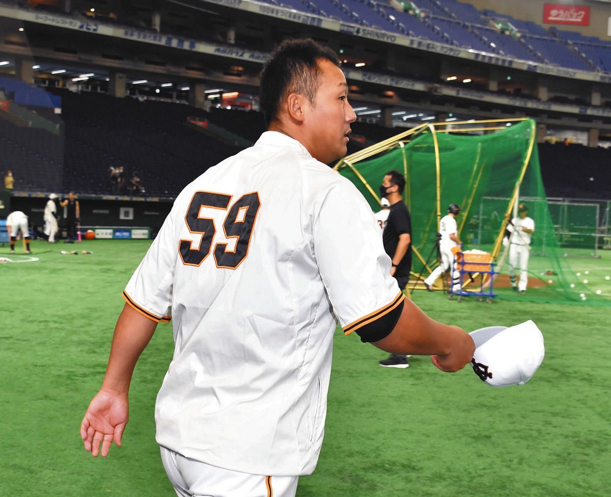 写真 中田が田中に 田中豊樹の 59 練習着で登場した中田翔 中日スポーツ 東京中日スポーツ