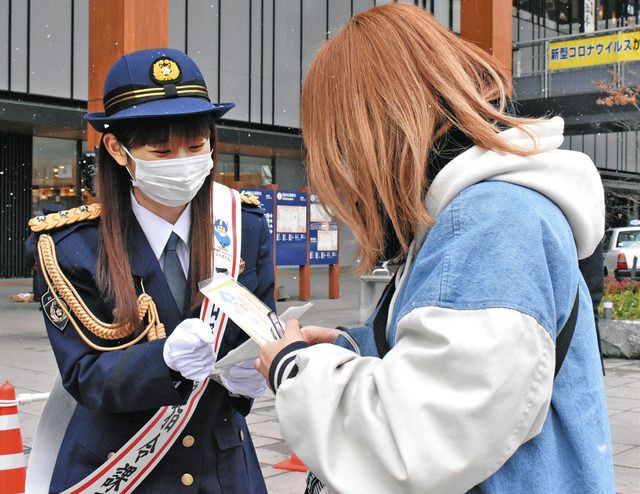 仮面女子・森下さんが1日通信指令課長に 110番の日で啓発活動 ：中