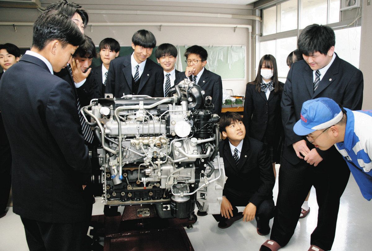 未来の整備士へ、学びに生かして 三重いすゞ、稲生高にエンジン寄贈