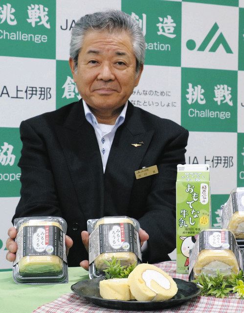 「伊那華の米粉みるくろうる」を薦める西村組合長＝伊那市狐島のJA上伊那で