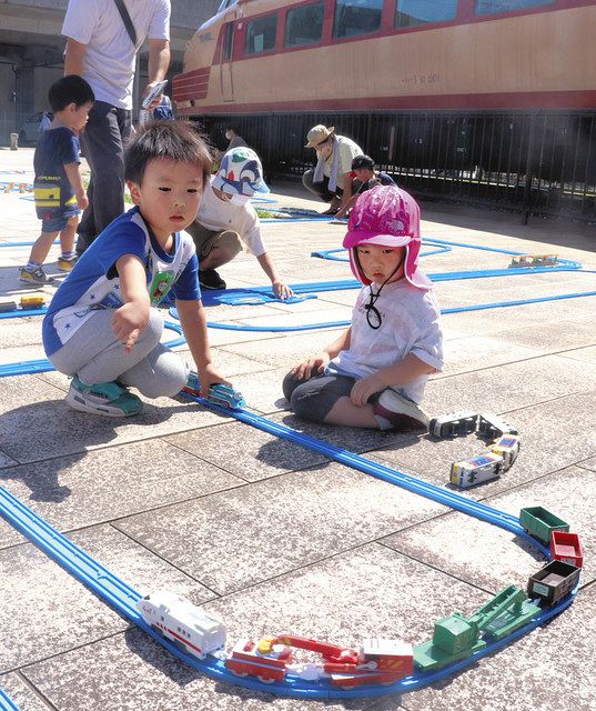 プラレールで遊ぶ子どもたち＝小松市土居原町で 