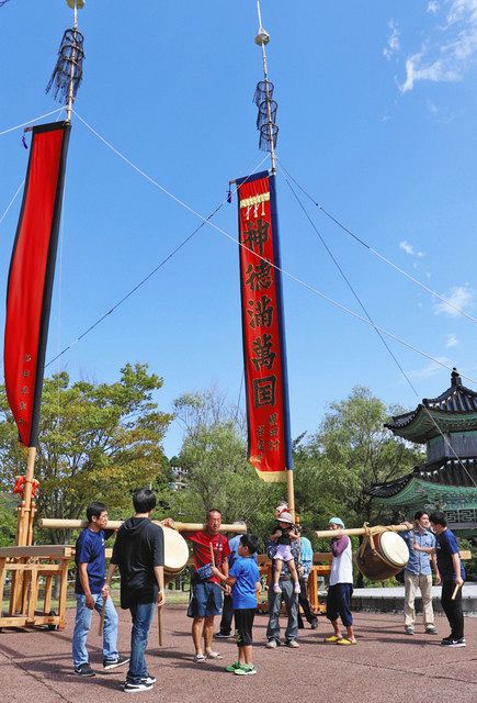 太鼓やかねを打ち鳴らす横田地区の住民ら＝七尾市中島町横田で