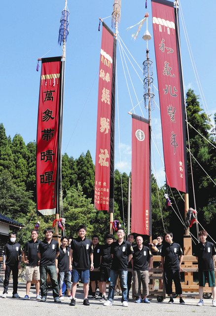 虫干しした大中小の枠旗＝同市中島町中島の熊野社で 