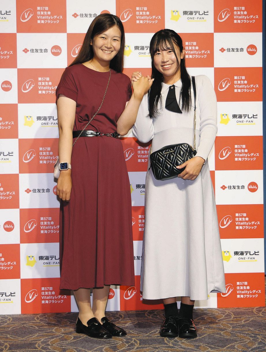 ドレスアップし笑顔を見せる神谷そら（左）、菅沼菜々