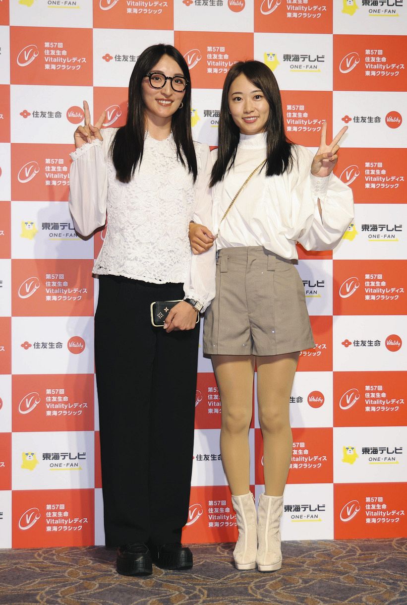 ドレスアップし笑顔を見せる脇元華（左）、安田祐香