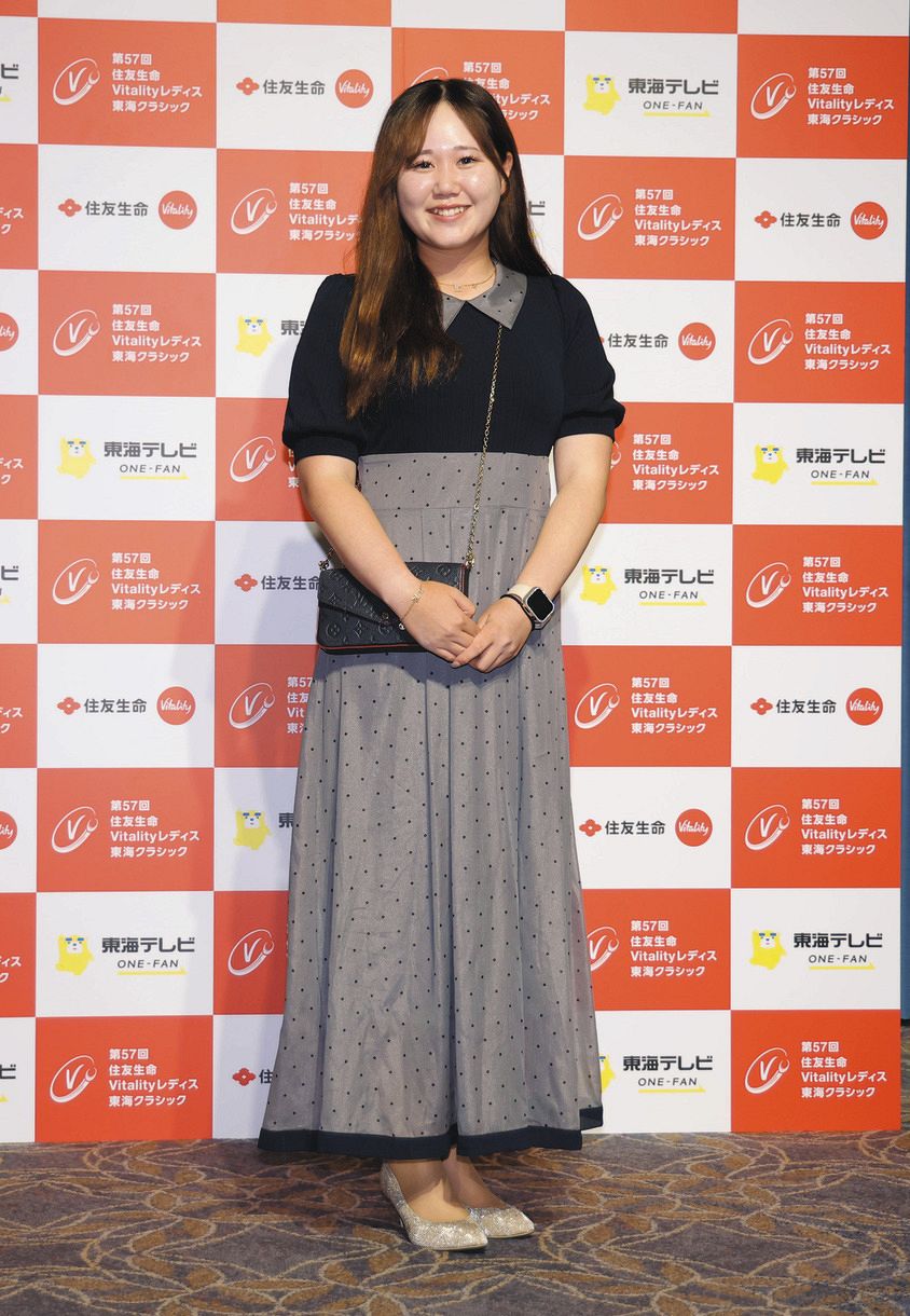 ドレスアップし笑顔を見せる倉林紅