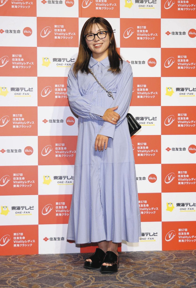 ドレスアップし笑顔を見せる佐久間朱莉