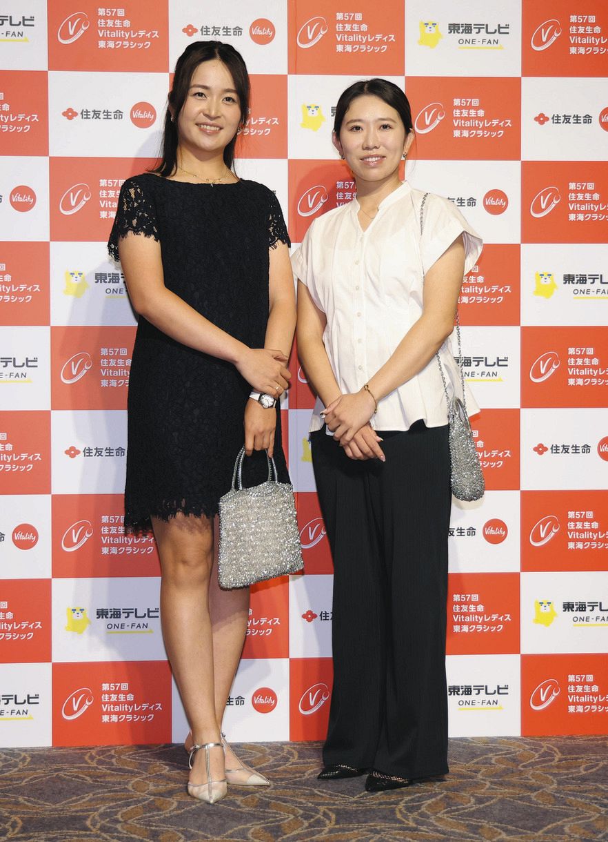 ドレスアップし笑顔を見せる三ケ島かな（左）、内田ことこ