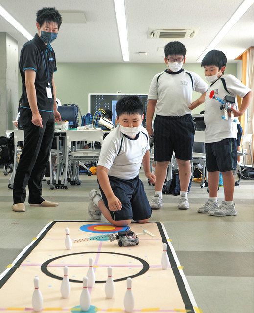 ミラたんカップの予選コースでロボットを試走させる児童＝魚津市よつば小で 