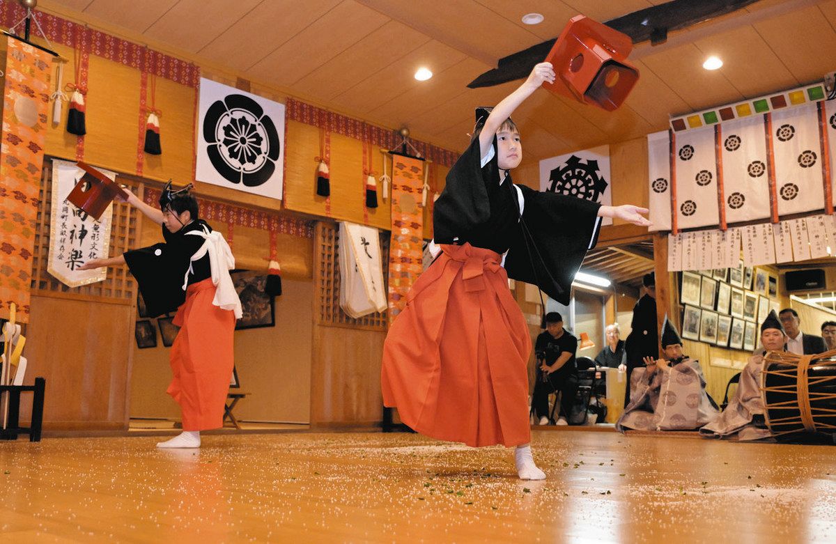 坂井・長畝八幡神社で「日向神楽」 五穀豊穣を願い児童が舞う：中日新聞Web