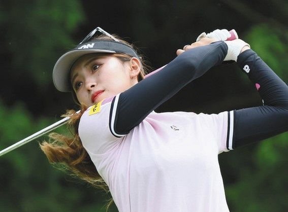 左手激痛 地元栃木で涙の棄権から１週間 臼井麗香が単独首位発進 女子ゴルフ 中日スポーツ 東京中日スポーツ