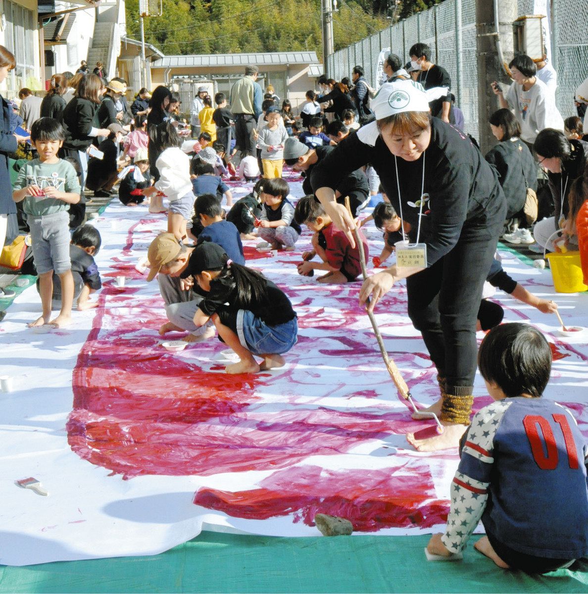 大きなサツマイモの絵を描く家族連れ＝中津川市で
