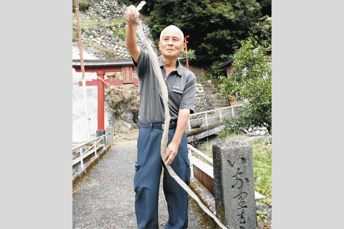 長いぞ！ヘビの抜け殻2メートル 岐阜・揖斐川の住民が発見「巳年に縁起