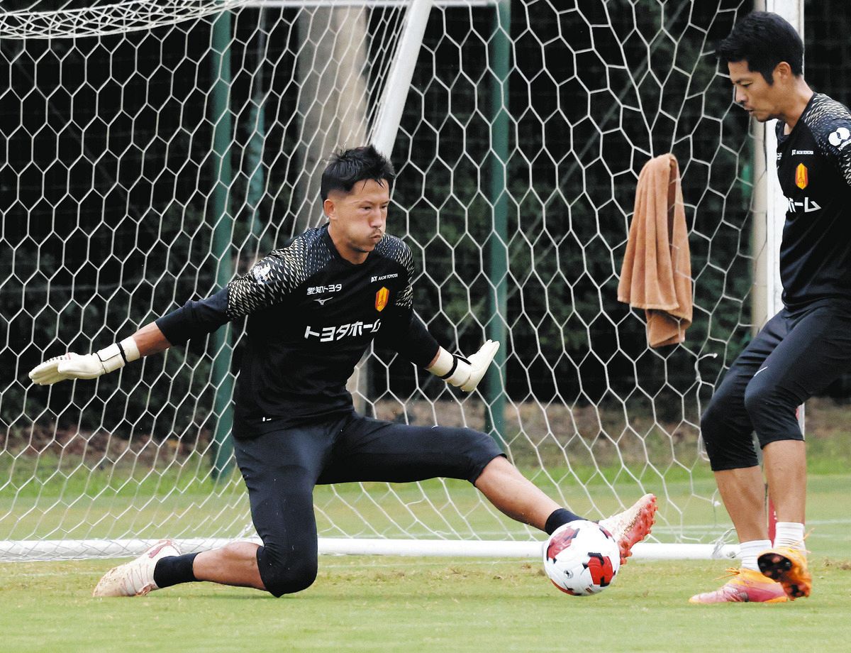 もっと怖いキーパーになれる」名古屋グランパスGK・シュミット、パス配