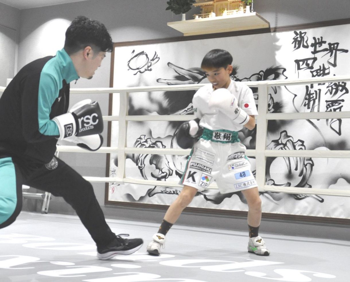 ジムのお披露目式で憧れの田中恒成さんと対戦した林さん＝多治見市のボンズボクシングジムで