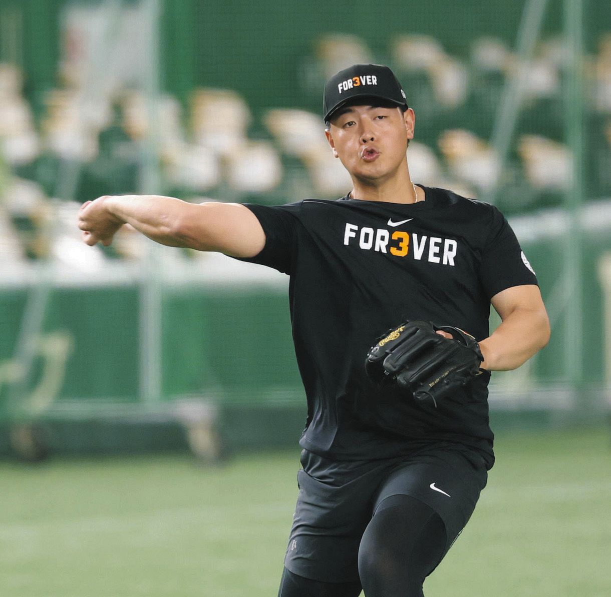 巨人・試合前練習で「FOR3VER」のTシャツ着用 「長嶋茂雄終身