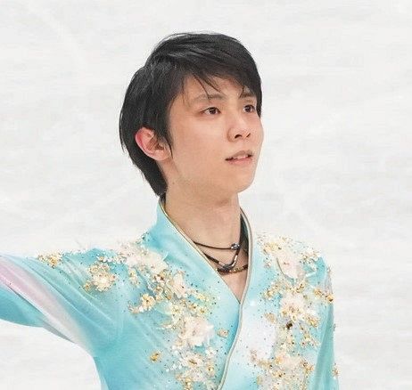 羽生結弦 北京到着を中国メディアが報じる 完全防護服の係員に囲まれ うつむき加減に歩く姿 北京五輪フィギュア 中日スポーツ 東京中日スポーツ