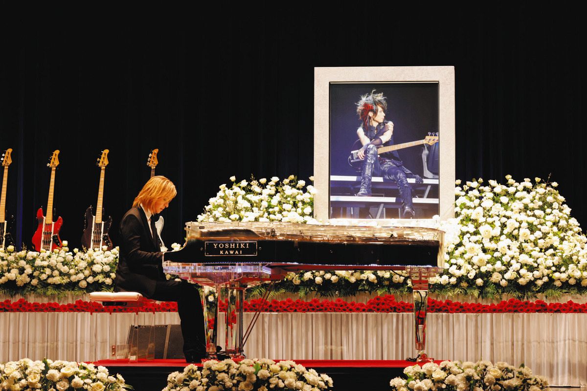 YOSHIKI、HEATHさんお別れ会で涙ぬぐい遺族から預かった言葉紹介し