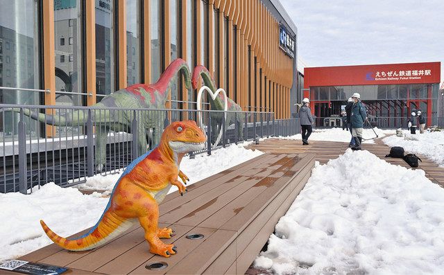 恐竜が新幹線出迎え 福井市観光交流センター屋上に新モニュメント9台