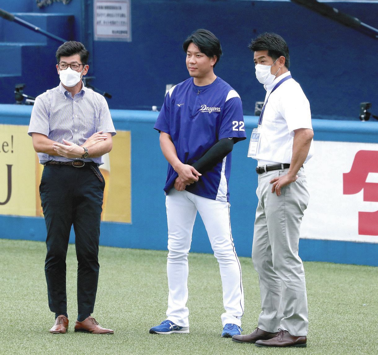 日本代表の稲葉監督（右）、建山コーチ（左）と話す大野雄