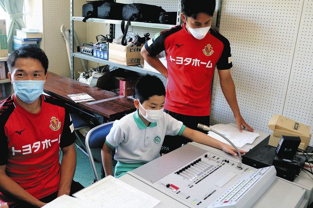 愛知の小中学校などで グランパス30周年記念給食 稲垣祥 森下龍矢が特別メニューを試食 中日スポーツ 東京中日スポーツ