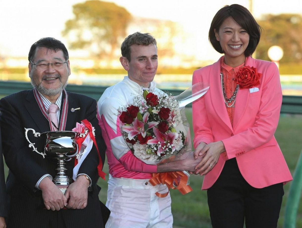 朝日杯ＦＳをアジアエクスプレスで制し、ゲストプレゼンターの浅尾美和と握手するライアン・ムーア騎手（中央）。左は馬場オーナー＝２０１３年１２月１５日、中山競馬場で