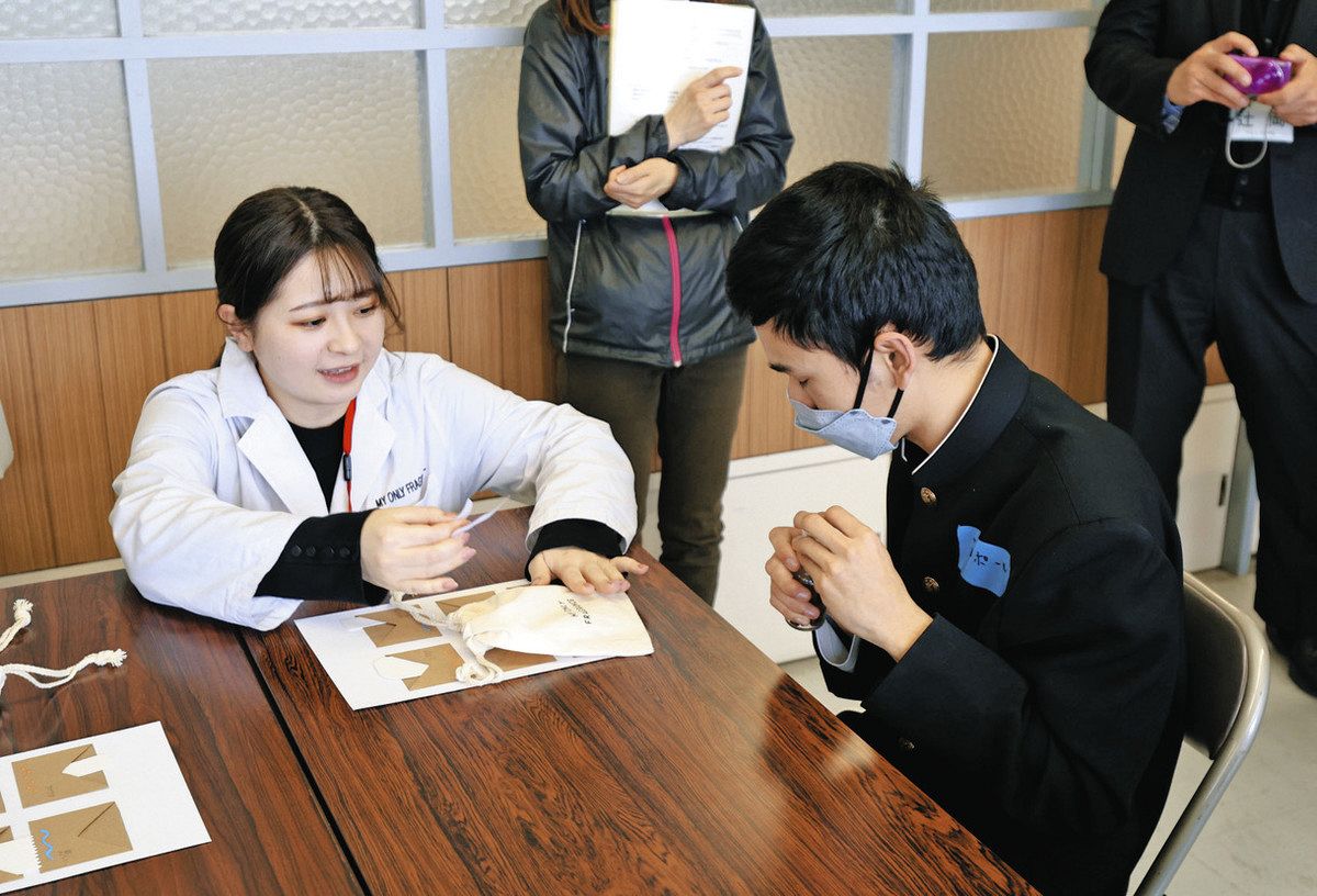 体験教室で香りを楽しむ生徒ら＝津市高茶屋の県立盲学校で