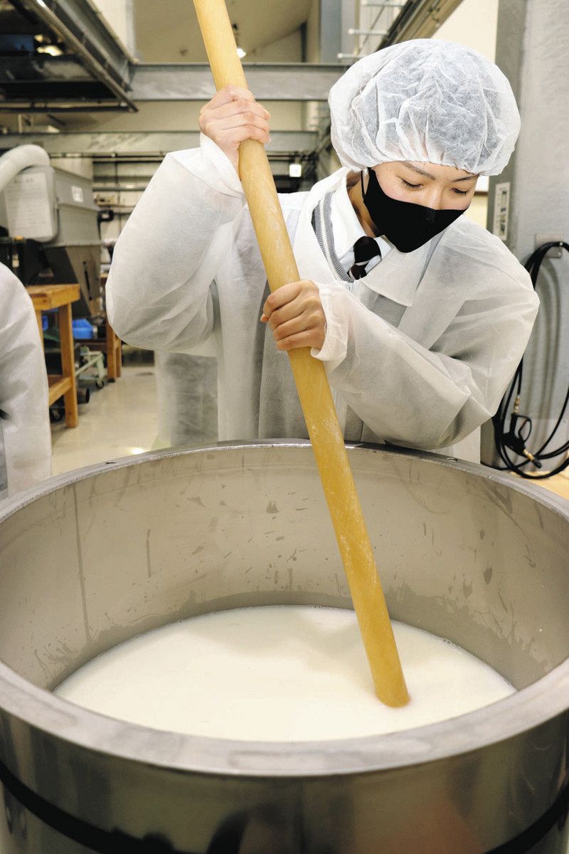 タンク内をかき回す「櫂入れ」に臨む生徒＝豊田市黒田町で
