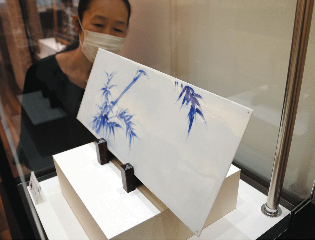 厚さ3ミリの技法、いまだ不明 名古屋・横山美術館で5月10日まで陶板展