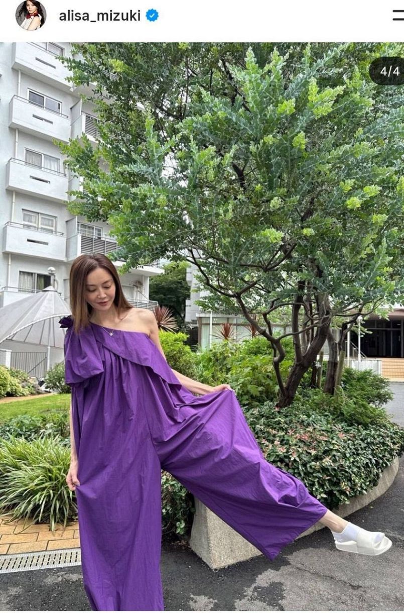 実際の投稿】パープル似合いすぎ…観月ありさ、美髪＆美肌の全身紫衣装