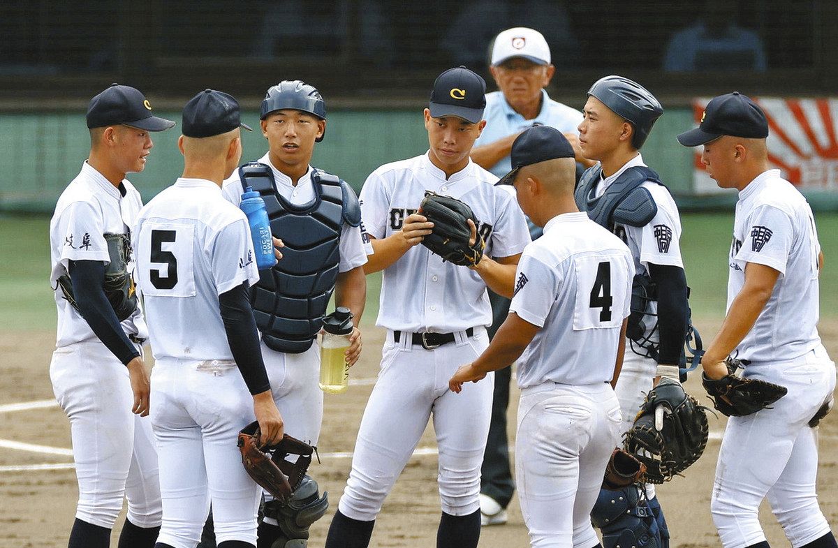 岐阜大会決勝の3回裏無死一塁、マウンドに集まる中京の内野陣＝ぎふしん長良川球場で
