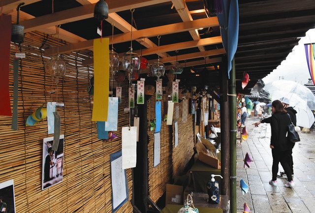 聞いて見て楽しい多彩な風鈴 伊勢・おかげ横丁で「風の市」:中日新聞Web