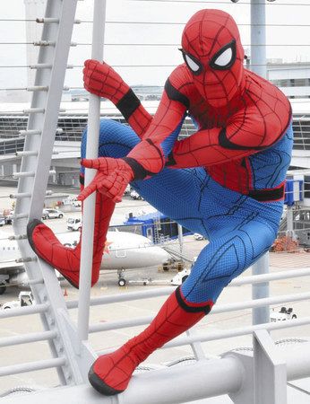 ポーズを決めるスパイダーマン＝２０１７年７月２３日、中部国際空港で（辻晃平撮影）
